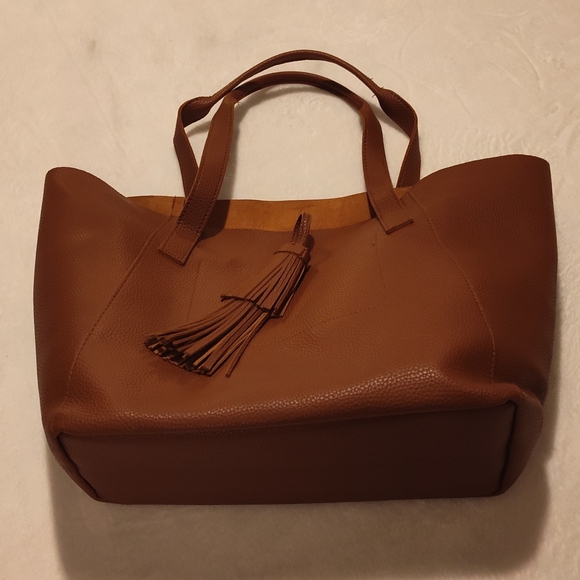 Tanger Handbags - Chic Tan Leather Tote with Tassel